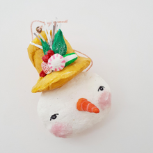 Cargar imagen en el visor de la galería, Close up of spun cotton snowman ornament. Photo 3