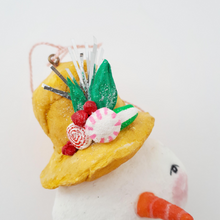 Cargar imagen en el visor de la galería, Close up of spun cotton snowman's sweets. Photo 4