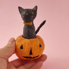 Cargar imagen en el visor de la galería, Spun Cotton Black Cat in Jack o'Lantern