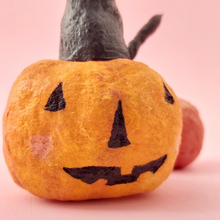 Cargar imagen en el visor de la galería, Spun Cotton Black Cat in Jack o'Lantern