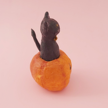 Cargar imagen en el visor de la galería, Spun Cotton Black Cat in Jack o'Lantern