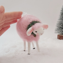 Cargar imagen en el visor de la galería, Size comparison of hand touching sheep. Pic 4 of 6.