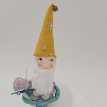 Cargar imagen en el visor de la galería, Close view of front of pine cone gnome. Photo 6 of 9.