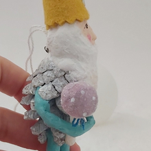 Cargar imagen en el visor de la galería, Another side view of pine cone gnome. Photo 5 of 9.