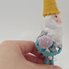 Cargar imagen en el visor de la galería, Side view of pine cone gnome ornament. Photo 8 of 9.