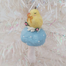 Cargar imagen en el visor de la galería, Side view of spun cotton chick on mushroom. Pic 2 of 6.