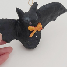 Cargar imagen en el visor de la galería, Close side view of spun cotton bat. Pic 5 of 8.
