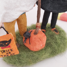 Cargar imagen en el visor de la galería, Close up of spun cotton spider sitting on pumpkin, and spun cotton Halloween tote bag. Pic 4 of 7.