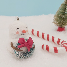 Cargar imagen en el visor de la galería, Closer view of spun cotton snowman and bottlebrush wreath with red ribbon. Pic 4 of 7.