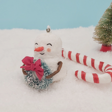 Cargar imagen en el visor de la galería, Another closer view of spun cotton snowman holding bottlebrush wreath. Pic 5 of 7.