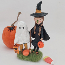 Cargar imagen en el visor de la galería, Spun cotton witch and ghost trick-or-treat sculpture. Pic 2 of 7.