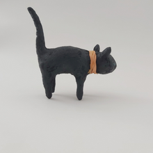 Cargar imagen en el visor de la galería, Side view of black spun cotton cat. Photo 7