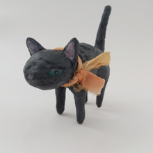 Cargar imagen en el visor de la galería, Close of other side of black spun cotton cat. Photo 5