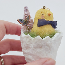 Cargar imagen en el visor de la galería, Close up of a vintage style spun cotton chick in a cracked egg. Pic 3 of 6.