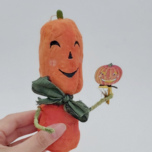 Cargar imagen en el visor de la galería, Close up of face on vintage style, spun cotton pumpkin man against a white background. Pic 1 of 8.