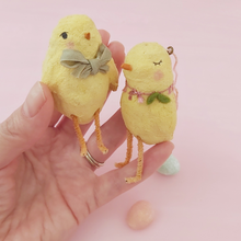 Cargar imagen en el visor de la galería, Both spun cotton vintage style chicks, held in hand for size comparison. Pic 3 of 7.