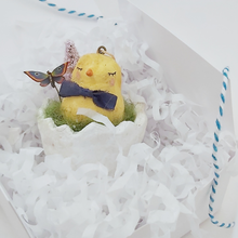 Cargar imagen en el visor de la galería, Vintage style spun cotton chick sitting in a cracked egg, laying in a white gift box in shredded tissue paper. Pic 6 of 6.