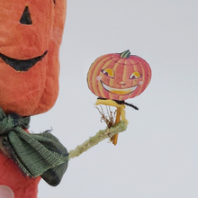 Cargar imagen en el visor de la galería, Close up of paper jack-o'-lantern held in hand by spun cotton jack-o'-lantern man. Pic 4 of 8.