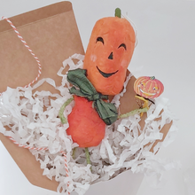 Cargar imagen en el visor de la galería, Vintage style spun cotton jack-o'-lantern man laying in white gift box on white tissue shredding. Pic 5 of 8..