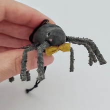 Cargar imagen en el visor de la galería, Close up of vintage style spun cotton spider's face and bow tie. Pic 3 of 6.
