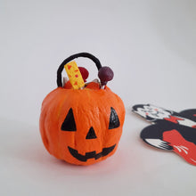 Cargar imagen en el visor de la galería, A vintage inspired spun cotton jack-o-lantern bucket filled with spun cotton treats on a white background. A vintage '80s vampire decoration sits in the background. 
