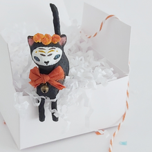 Cargar imagen en el visor de la galería, A vintage style spun cotton Day of the Dead black cat in a white gift box. Pic 5 of 9. 
