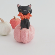 Cargar imagen en el visor de la galería, A vintage style spun cotton black cat sitting in a pink pumpkin. White and orange spun cotton pumpkins sit in the background, against a white background. Pic 1 of 7. 
