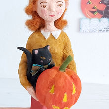 Cargar imagen en el visor de la galería, Close up of a spun cotton black cat and jack-o-lantern, held by a spun cotton Halloween girl art doll. Pic 3 of 7.
