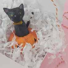 Cargar imagen en el visor de la galería, Spun Cotton Black Cat in Jack o'Lantern
