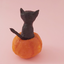 Cargar imagen en el visor de la galería, Spun Cotton Black Cat in Jack o'Lantern
