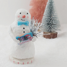 Cargar imagen en el visor de la galería, Spun Cotton snowman, carrying a Christmas lights box and tinsel. Photo 1 of 7
