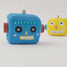 Cargar imagen en el visor de la galería, Spun Cotton Robot Ornament
