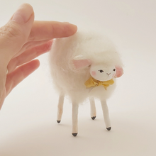 Load image into Gallery viewer, Hand next to white sheep, for size comparison. Pic 2 of 5.

