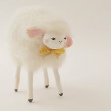 Cargar imagen en el visor de la galería, Another closer view of white felted sheep&#39;s face. Pic 4 of 5.
