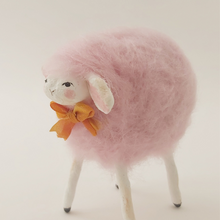 Cargar imagen en el visor de la galería, Side close up of needle felted pink sheep&#39;s face. Pic 6 of 8.
