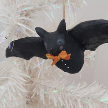 Cargar imagen en el visor de la galería, Spun cotton bat hanging from tree, Pic 6 of 8.
