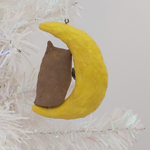 Cargar imagen en el visor de la galería, Spun Cotton Owl on Moon Ornament
