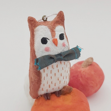 Cargar imagen en el visor de la galería, Close up of spun cotton owl. Pic 4 of 8. 

