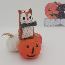 Cargar imagen en el visor de la galería, Spun cotton owl sitting next to other Halloween decorations. Pic 3 of 8.
