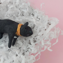 Cargar imagen en el visor de la galería, Black spun cotton cat laying in box with white shredded tissue paper. Photo 8
