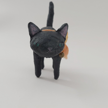 Cargar imagen en el visor de la galería, Close up face view of black spun cotton cat. Photo 3
