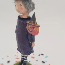 Cargar imagen en el visor de la galería, Side view of vintage paper pumpkin the spun cotton witch is holding. Pic 5 of 11.
