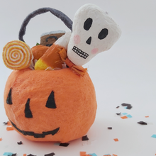 Cargar imagen en el visor de la galería, Close up of spun cotton skull and candy in spun cotton pumpkin. Pic 4 of 5. 
