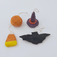 Cargar imagen en el visor de la galería, Back view of spun cotton jack-o-lantern, witch hat, candy corn, and bat ornaments. Pic 5 of 6.
