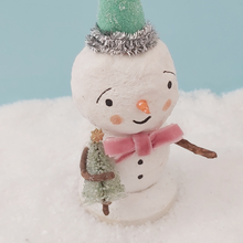 Cargar imagen en el visor de la galería, Close up of spun cotton vintage style snowman. Picture 3 of 6.
