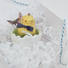 Cargar imagen en el visor de la galería, Vintage style spun cotton chick sitting in a cracked egg, laying in a white gift box in shredded tissue paper. Pic 6 of 6.

