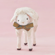 Cargar imagen en el visor de la galería, A close-up view of spun cotton sheep&#39;s face and bow, against a pink background. Pic 3 of 8.
